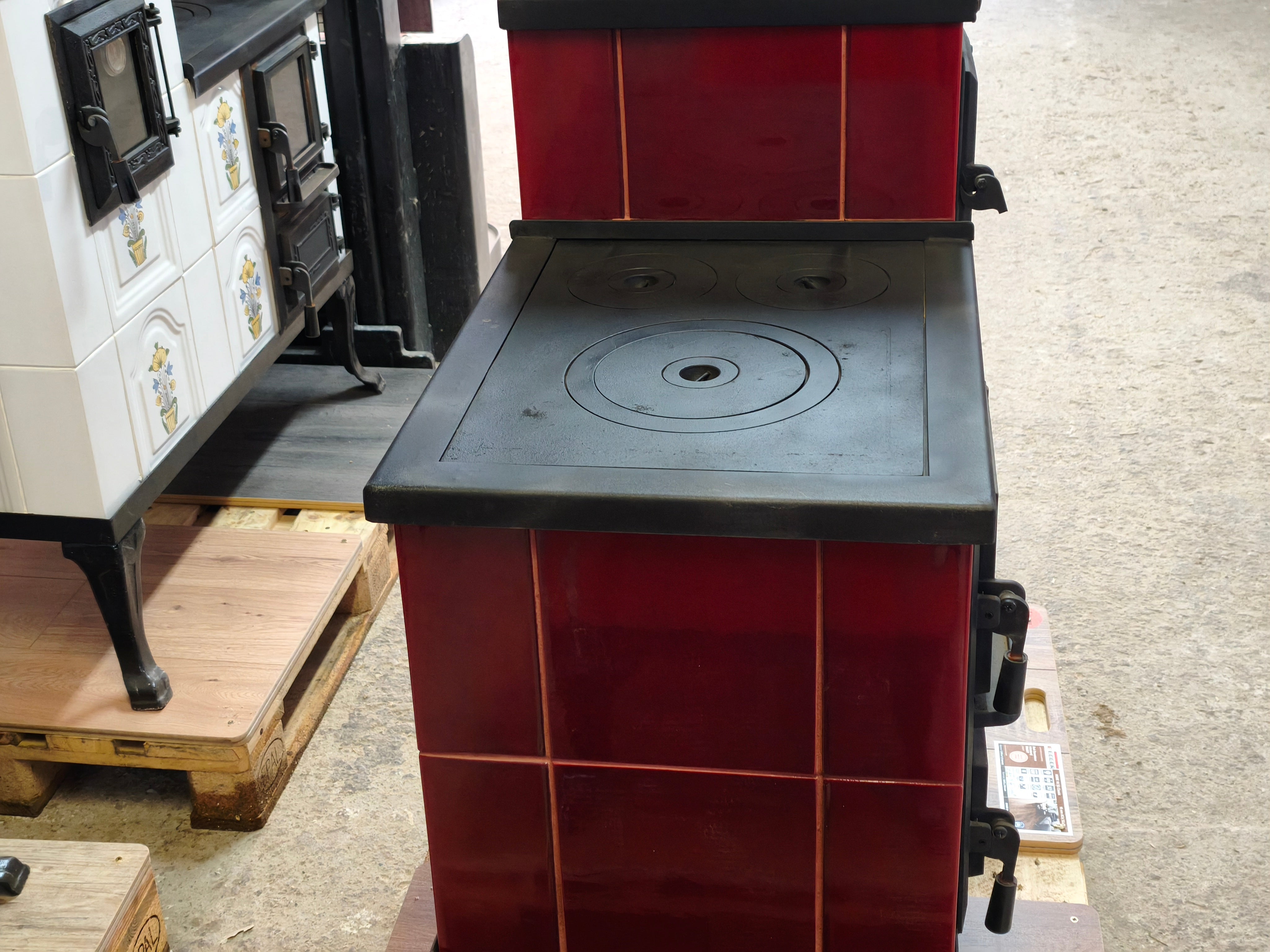 KERÁMIA KÁLYHA 1-ES MODELL PIROS JOBB 10 kW
